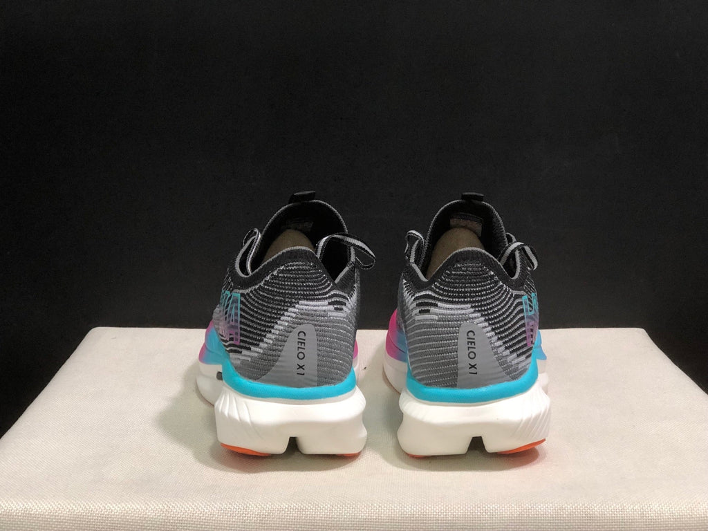 HOKA ONE ONE CIELO X1